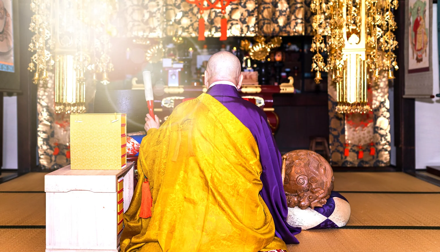 寺院で僧侶が供養する様子