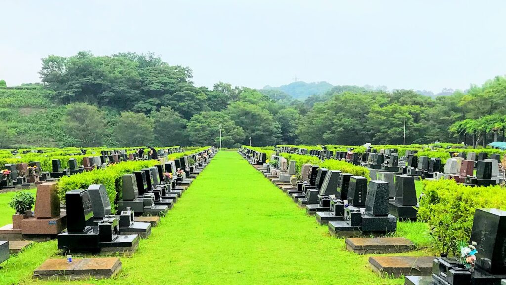 綺麗な霊園も、年を取ると墓参りにいく事も難しくなります。